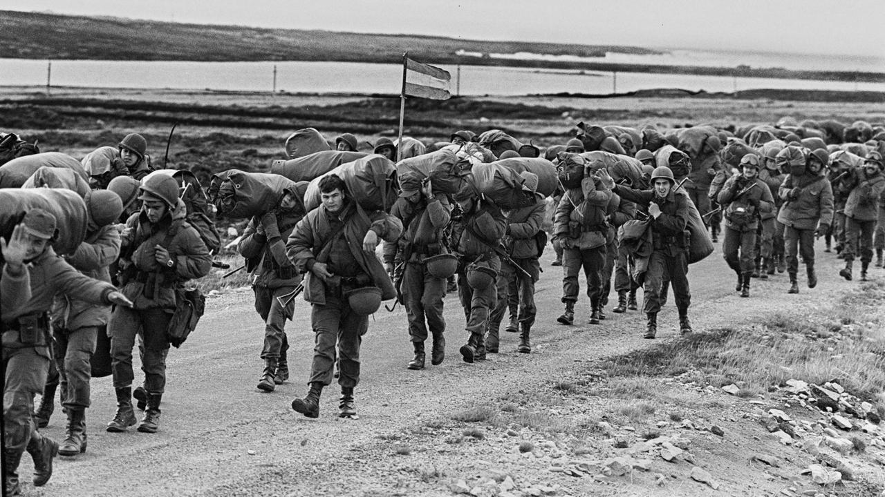 Soldados argentinos llegando a las Islas Malvinas